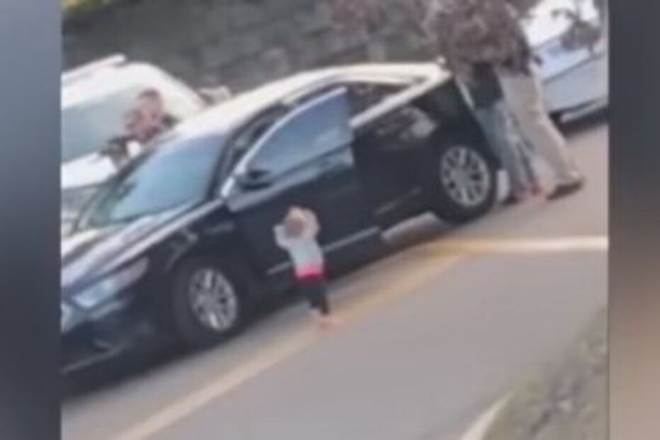 Menina de dois anos filmada a 