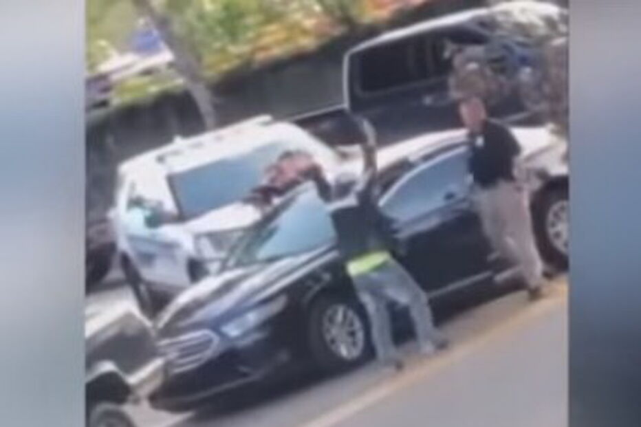 Menina de dois anos filmada a 