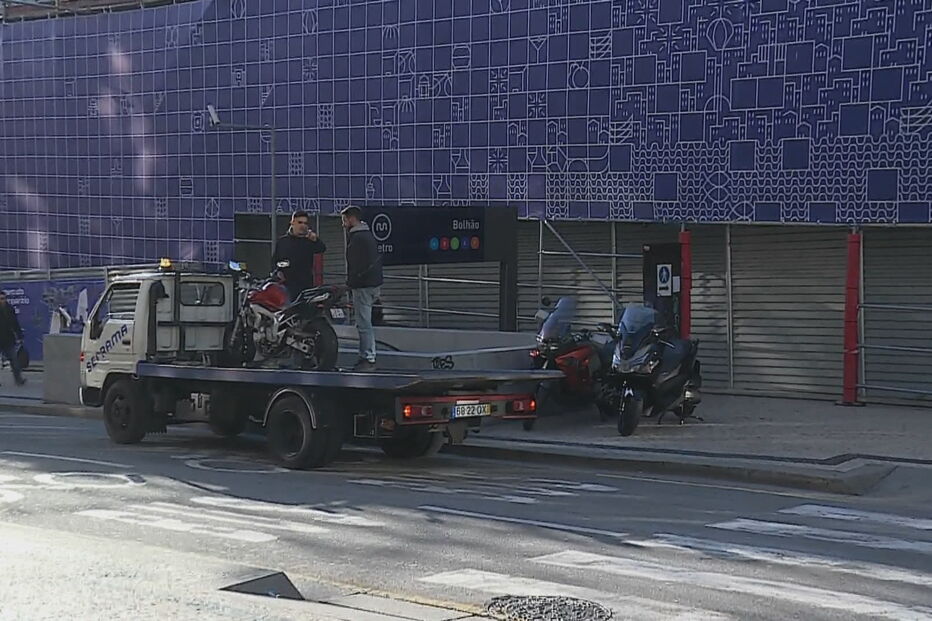 Quatro feridos em colisão e atropelamento na Baixa do Porto