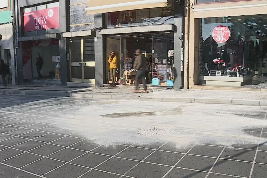 Quatro feridos em colisão e atropelamento na Baixa do Porto