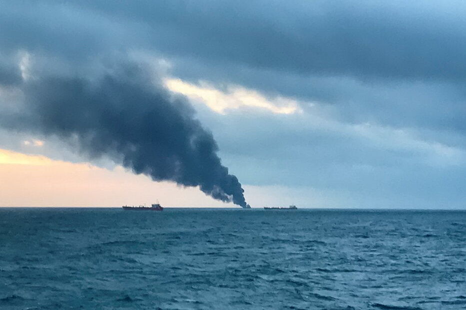 Incêndios em navios de carga faz dez mortos na Crimeia