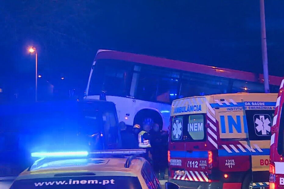 Dois mortos e sete feridos em violento acidente com autocarros e carros em Matosinhos