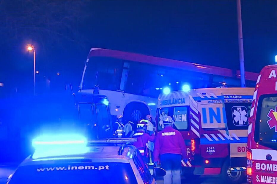 Dois mortos e sete feridos em violento acidente com autocarros e carros em Matosinhos