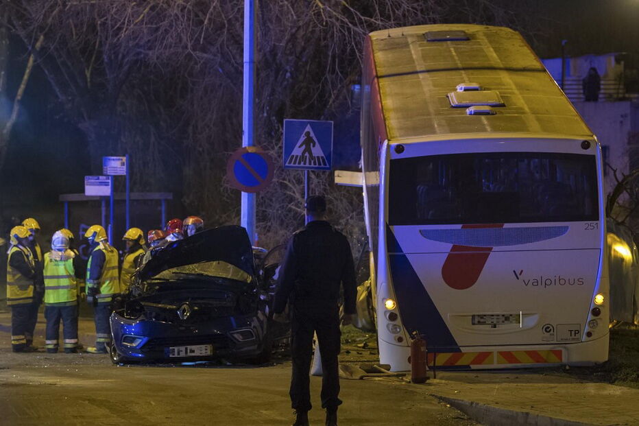 Dois mortos e cinco feridos, três dos quais crianças, em violento acidente em Matosinhos