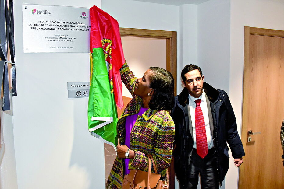 Francisca Van Dunem nas novas instalações do tribunal em Almeirim 