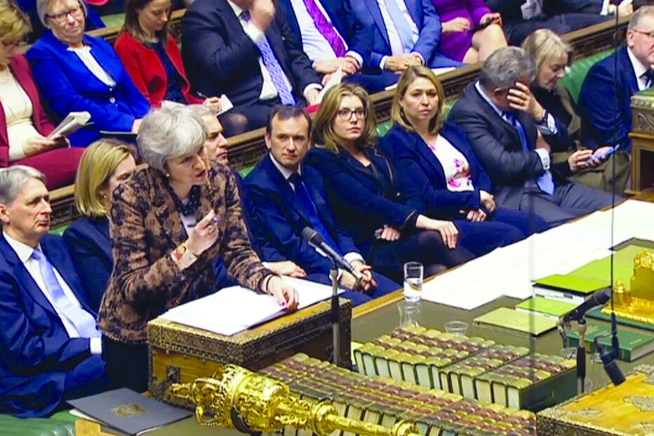 Theresa May promete ouvir deputados antes de procurar obter novas concessões junto de Bruxelas    