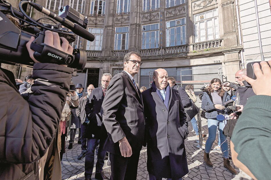 Rui Moreira, presidente da Câmara do Porto, e Pinto da Costa, líder do FC Porto, junto ao edifício que será reabilitado   