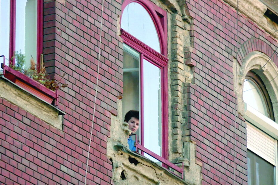 Hacker em prisão domiciliária espreita à janela à procura da equipa do CM  