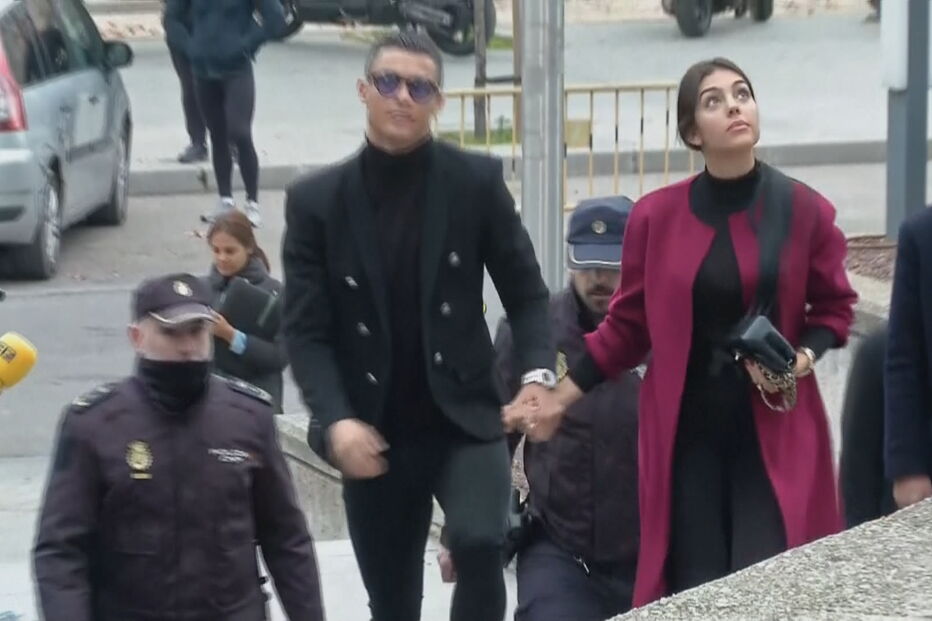 Ronaldo com Georgina à chegada ao tribunal de Madrid