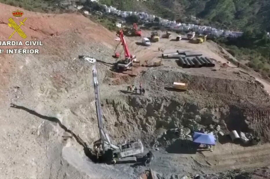 Equipas escavam túnel para tentar chegar o Julen, caído num poço de Málaga