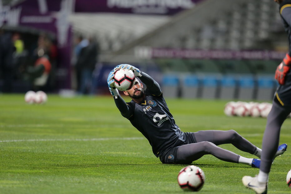 Guarda-redes entram para aquecimento no Estádio de Braga