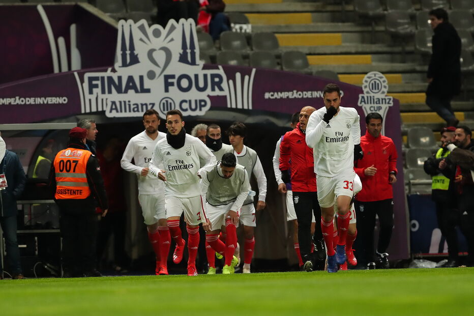 Equipas de Benfica e FC Porto já estão no relvado 