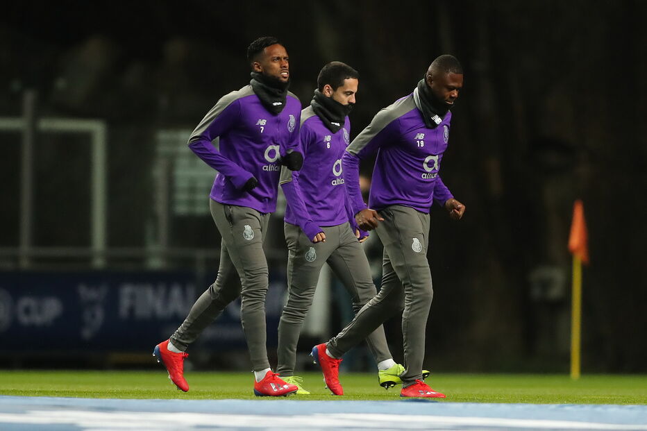 Equipas de Benfica e FC Porto já estão no relvado 
