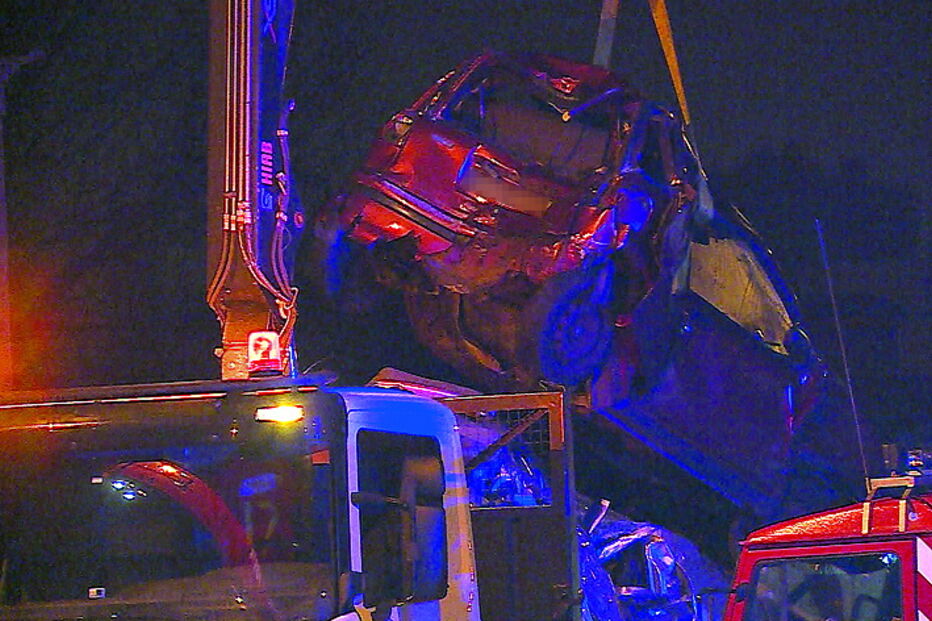 Um dos carros em que seguiam alguns feridos