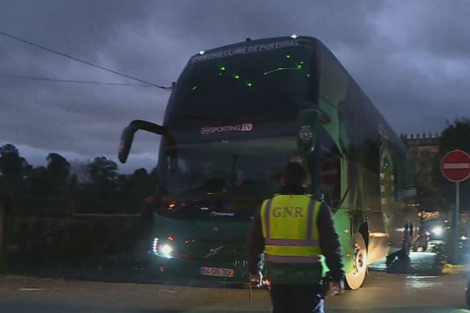 Autocarro do Sporting a caminho do Estádio do Braga para a meia-final da Taça da Liga