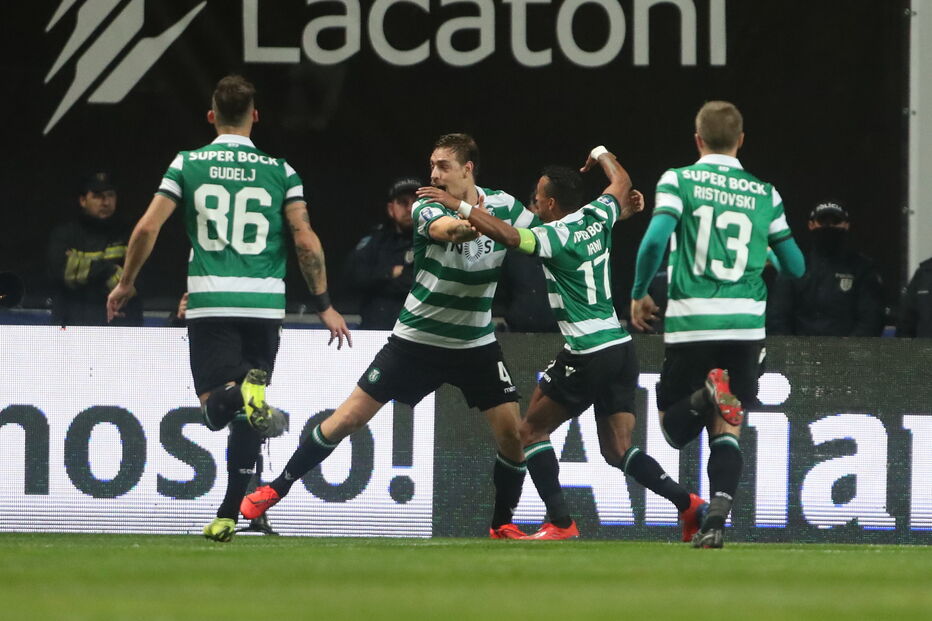 Jogdores do Sporting comemoram golo do empate perante o Braga