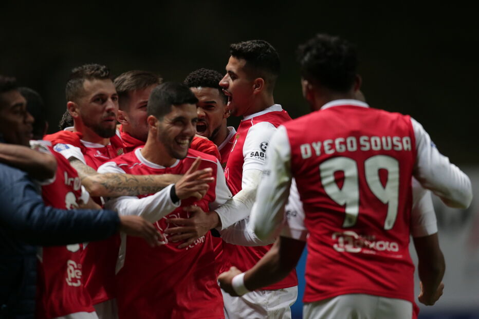 João Novais celebra com os companheiros golo do Braga ao Sporting, mas o lance é anulado pelo VAR