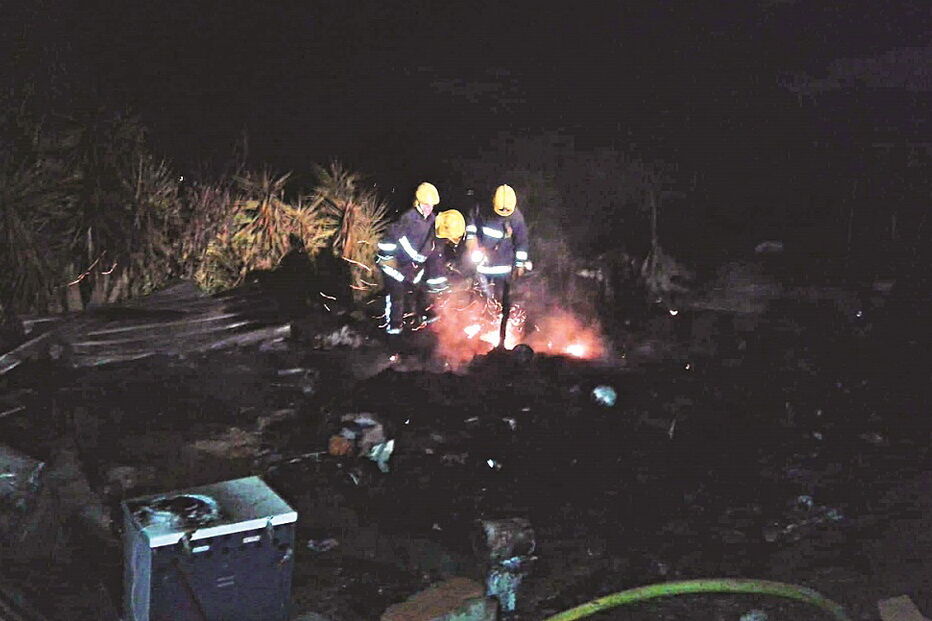 Bombeiros extinguiram rapidamente as chamas e depois fizeram rescaldo  