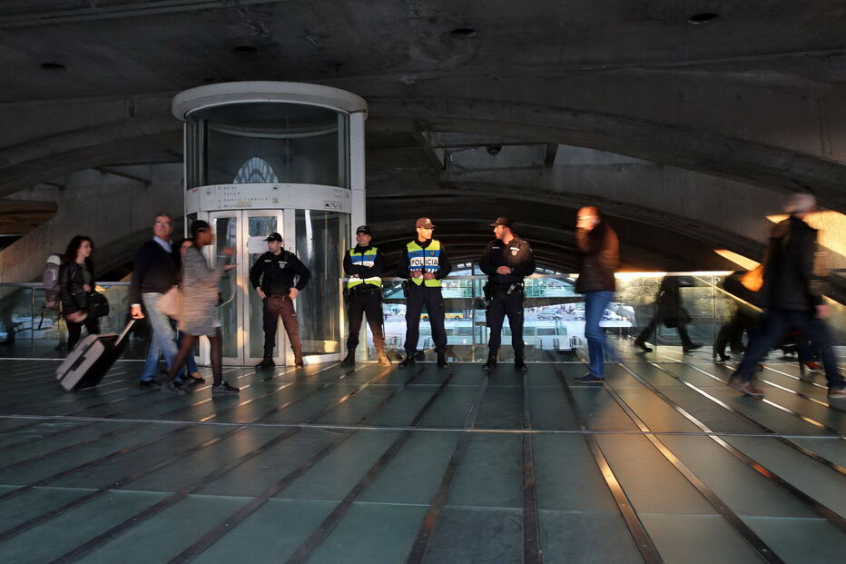 Polícia na Gare do Oriente após desacatos que deixaram agente ferida