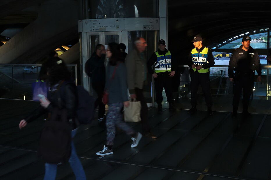Polícia na Gare do Oriente após desacatos que deixaram agente ferida