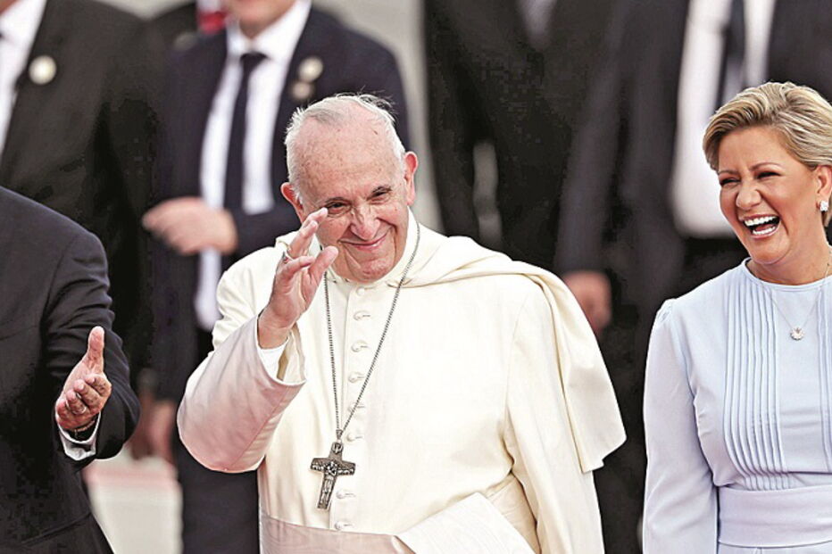 Papa foi recebido pelo presidente do Panamá, Juan Carlos Varela, e pela primeira-dama Lorena Castillo de Varela  