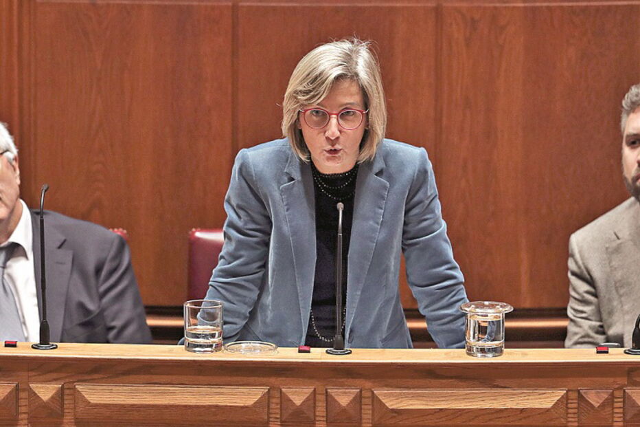 Ministra Marta Temido esteve ontem na Assembleia da República a defender a proposta do Executivo socialista e a piscar o olho à esquerda