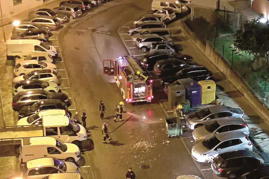 PSP e bombeiros foram chamados a Massamá, Sintra, onde na noite de terça-feira foram incendiados caixotes do lixo e ecopontos  