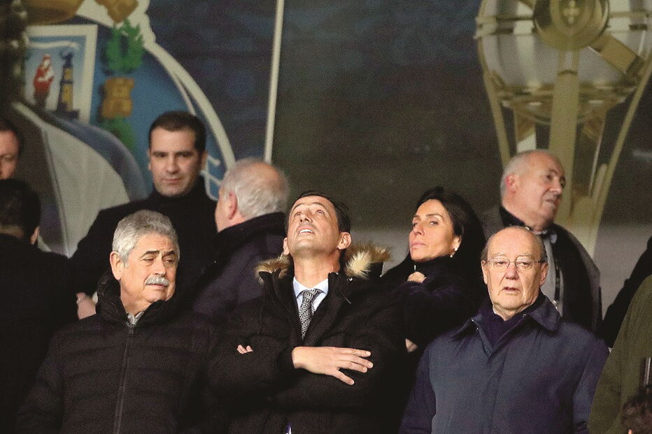 Luís Filipe Vieira (esq.) na tribuna de honra, junto de Pedro Proença e Pinto da Costa, no jogo da passada terça-feira