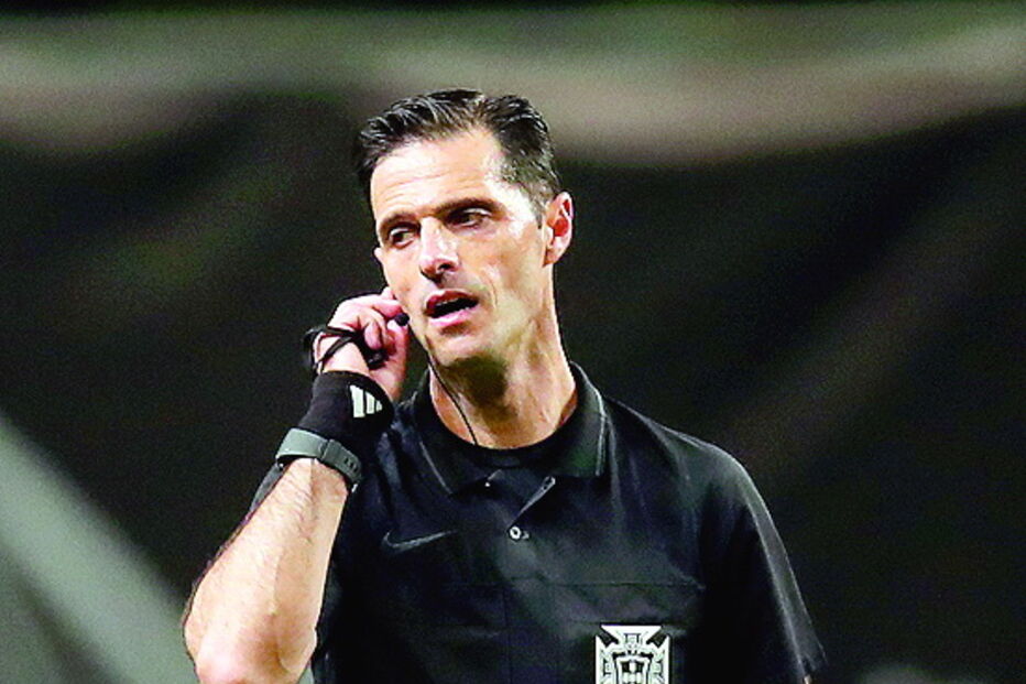 Carlos Xistra arbitrou o Clássico