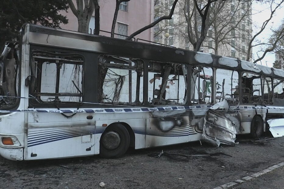 Atos de vandalismo repetem-se pela terceira noite. Autocarro e ecopontos incendiados em Setúbal e Sintra	