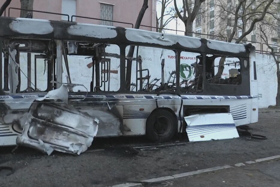 Atos de vandalismo repetem-se pela terceira noite. Autocarro e ecopontos incendiados em Setúbal e Sintra	