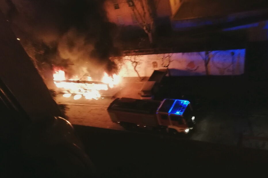 Atos de vandalismo repetem-se pela terceira noite. Autocarro e ecopontos incendiados em Setúbal e Sintra