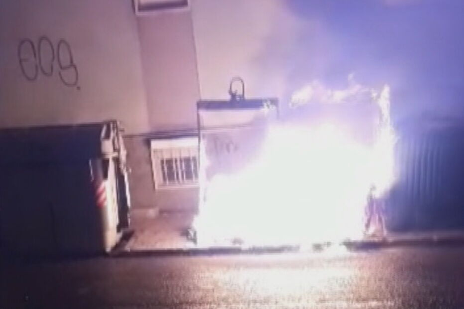 Atos de vandalismo repetem-se pela terceira noite. Autocarro e ecopontos incendiados em Setúbal e Sintra