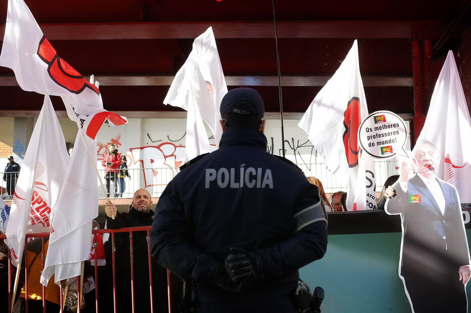 Centenas de professores protestam em frente ao Ministério da Educação