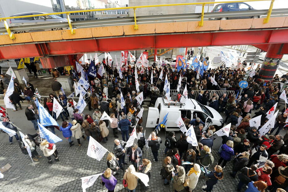 Centenas de professores protestam em frente ao Ministério da Educação