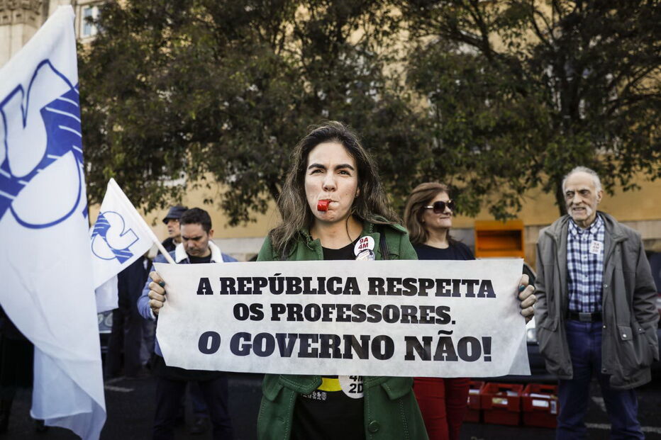 Sindicatos de professores ameaçam novos protestos com dezenas de milhares nas ruas