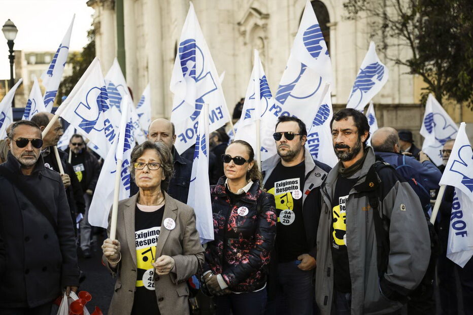 Sindicatos de professores ameaçam novos protestos com dezenas de milhares nas ruas