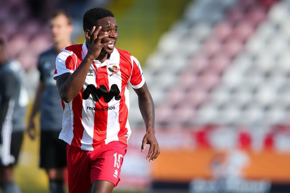 O jogador Pedro Henrique ao serviço do Leixões