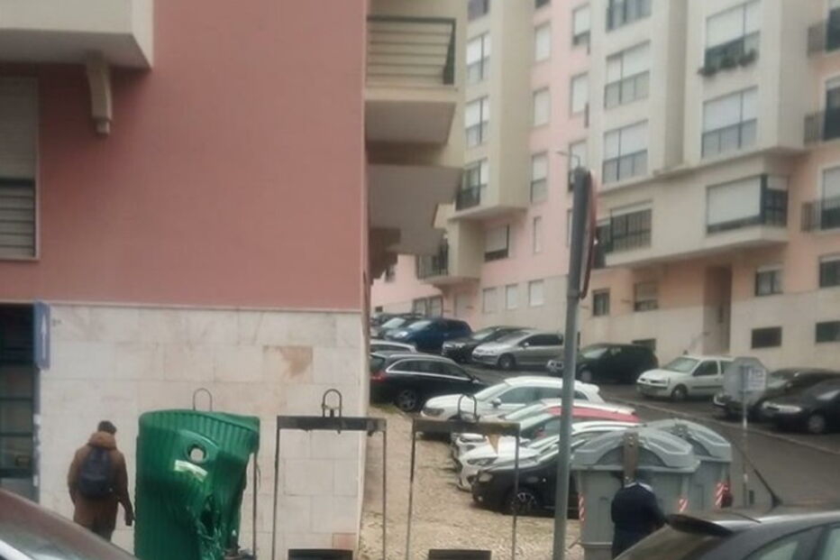 Contentor incendiado em Massamá