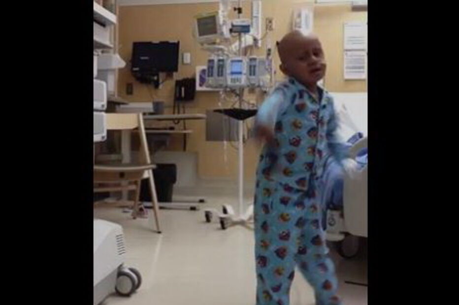 Menino comove internet ao dançar Michael Jackson no último dia de quimioterapia