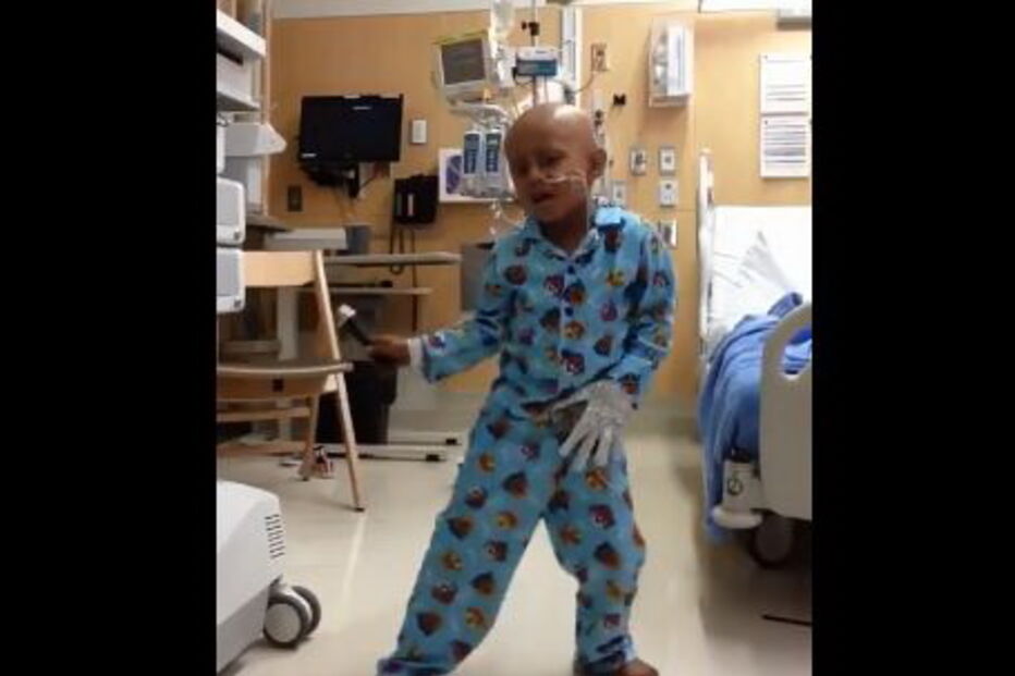 Menino comove internet ao dançar Michael Jackson no último dia de quimioterapia
