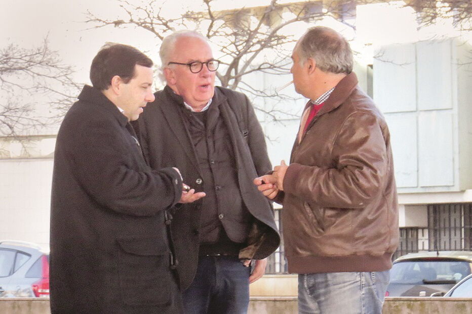 Luís Carito (ao centro), antigo vice-presidente da Câmara de Portimão, está a ser julgado no Tribunal de Portimão por burla e branqueamento