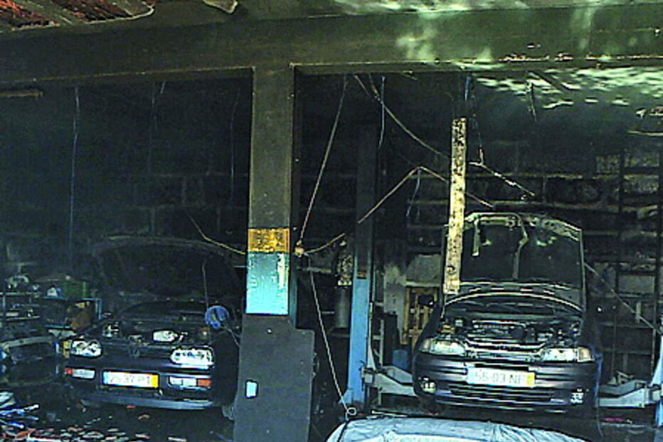 Carros destruídos após explosão numa oficina, em Sobrosa, Paredes 