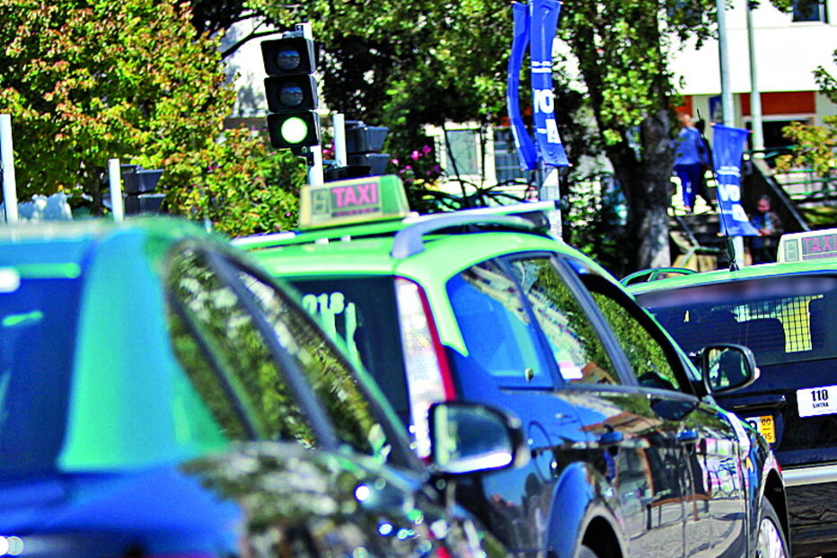 Taxista resiste a assalto e acaba esfaqueado em Cascais