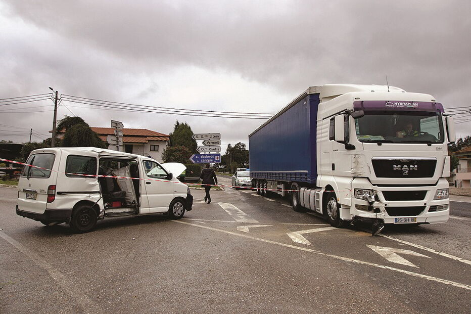 Carrinha onde seguiam freiras após o embate no IC2, no concelho de Pombal 