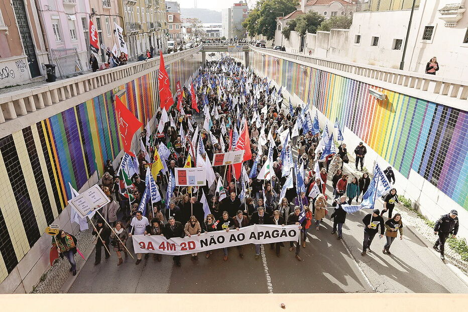 Sindicatos estimam que tenham comparecido dois mil professores nos protestos em Lisboa 