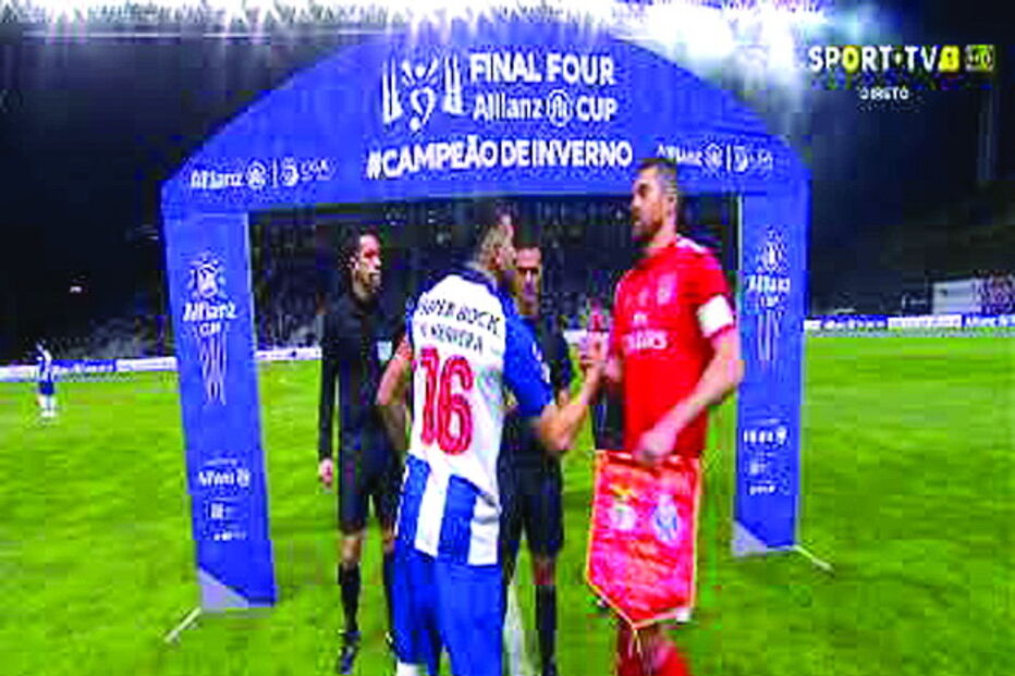 Jardel entregou a Herrera um galhardete do Benfica alusivo ao jogo