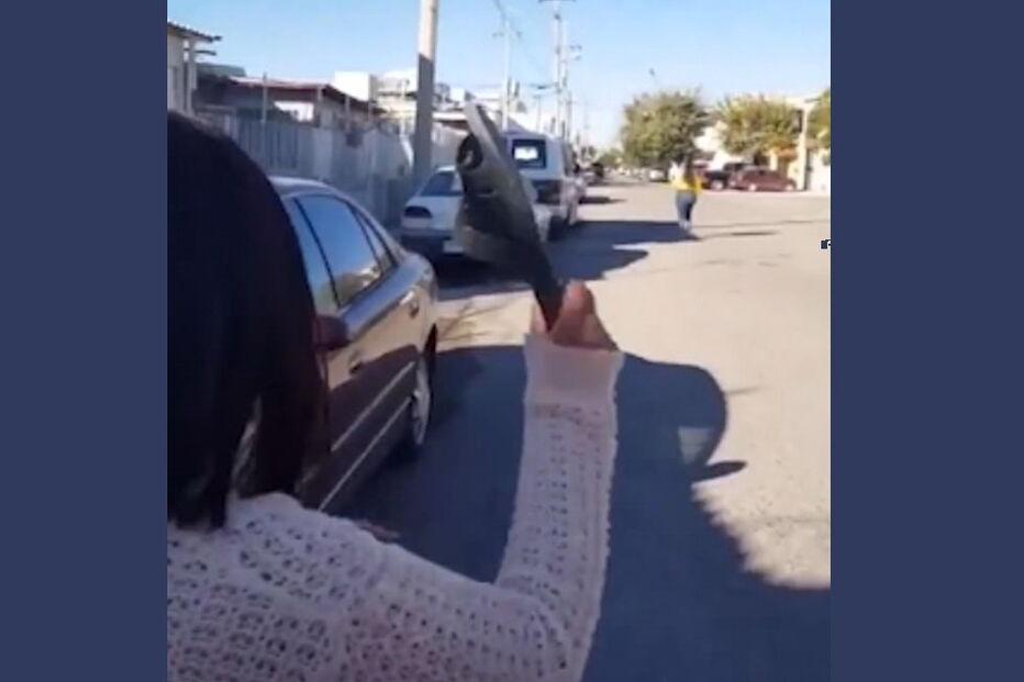 Mãe mexicana acerta na filha com chinelo a grande distância