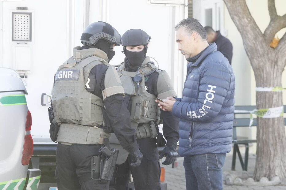 Homem armado barrica-se em casa em Torres Vedras