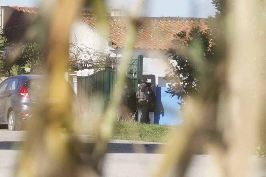 Homem armado barrica-se em casa em Torres Vedras